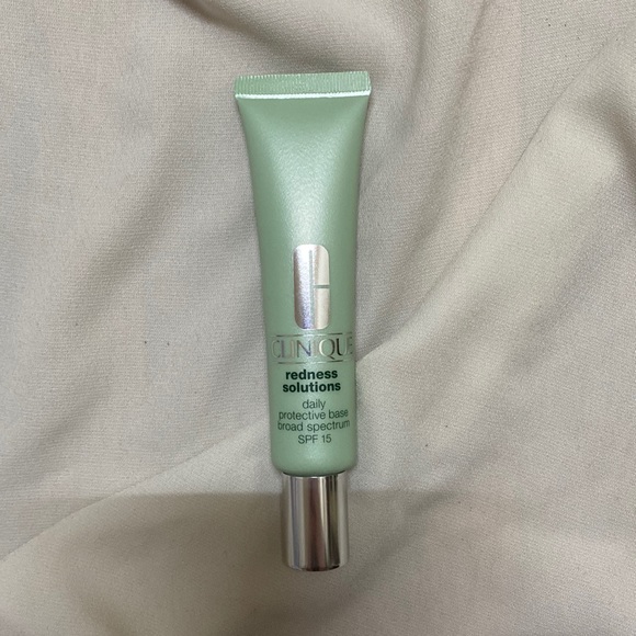 CLINIQUE Redness solutions Base SPF 15 - Picture 2 of 5